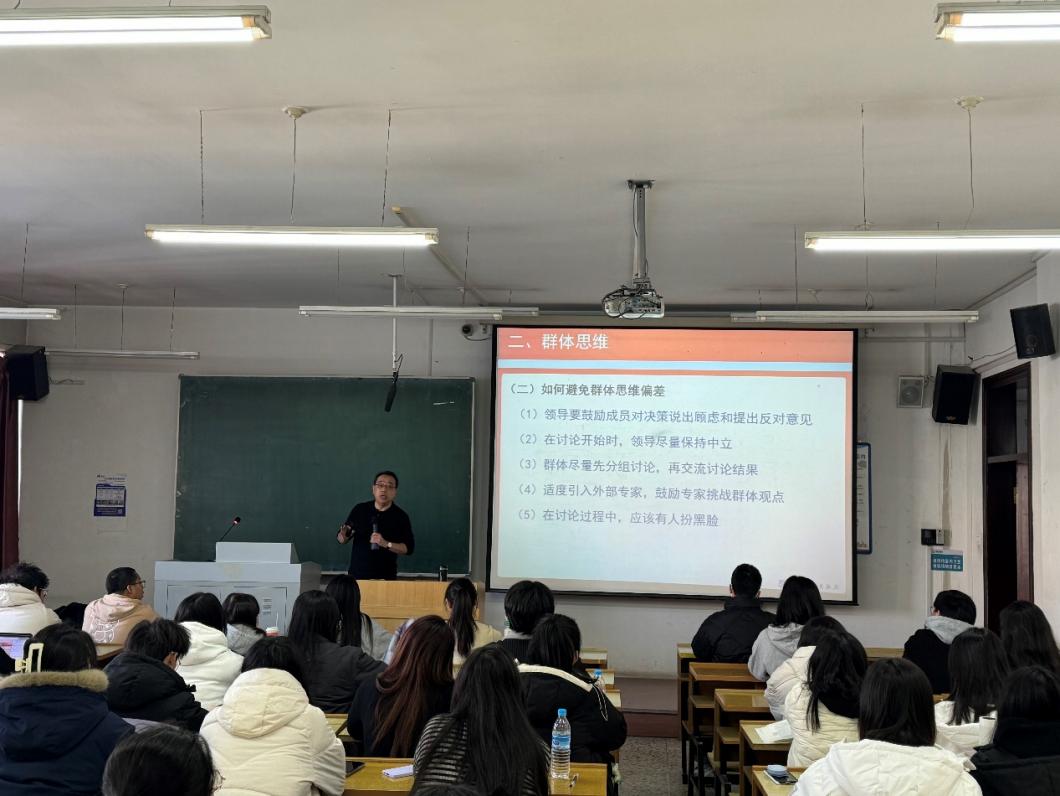 会议室里的人们描述已自动生成 会议室里的人们描述已自动生成